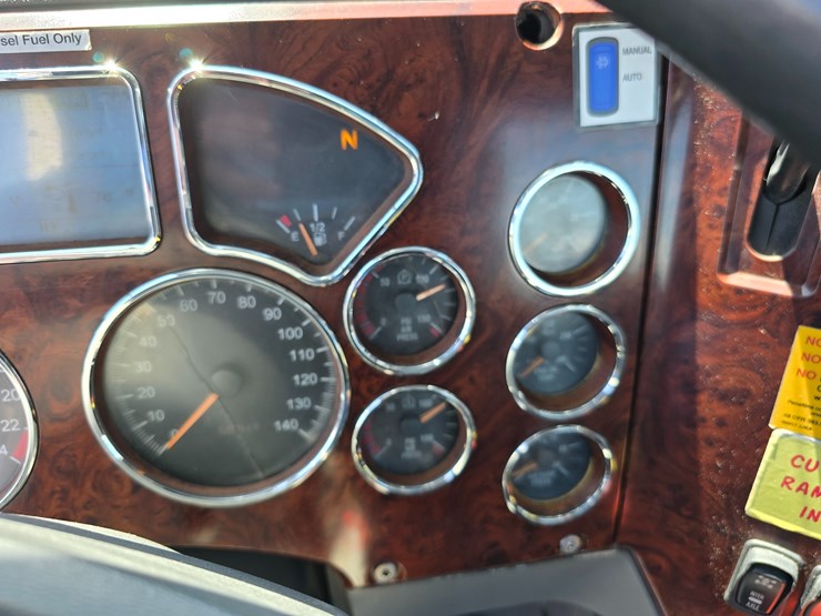#16603-•-2016-mack-cxu613-day-cab-image-69