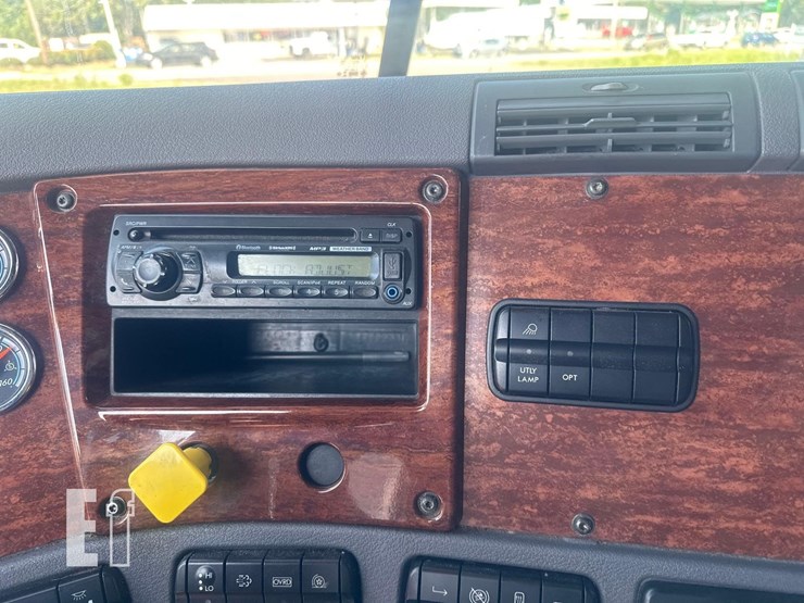 2015-freightliner-cascadia-113-image-29