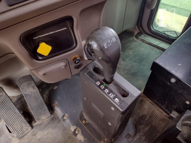 2015-peterbilt-389-image-11