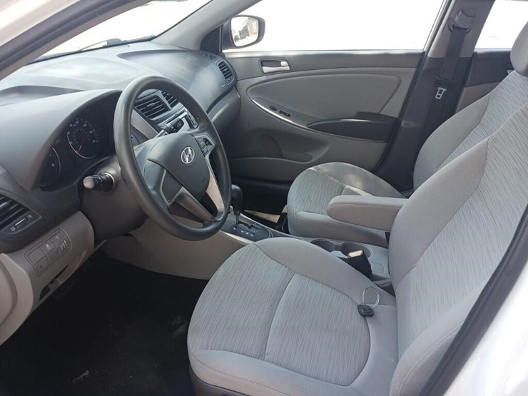 2015-hyundai-accent-runs/moves-gs-image-5