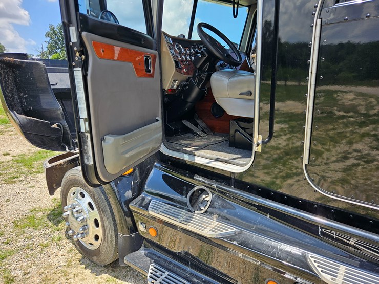 2007-peterbilt-335-image-61