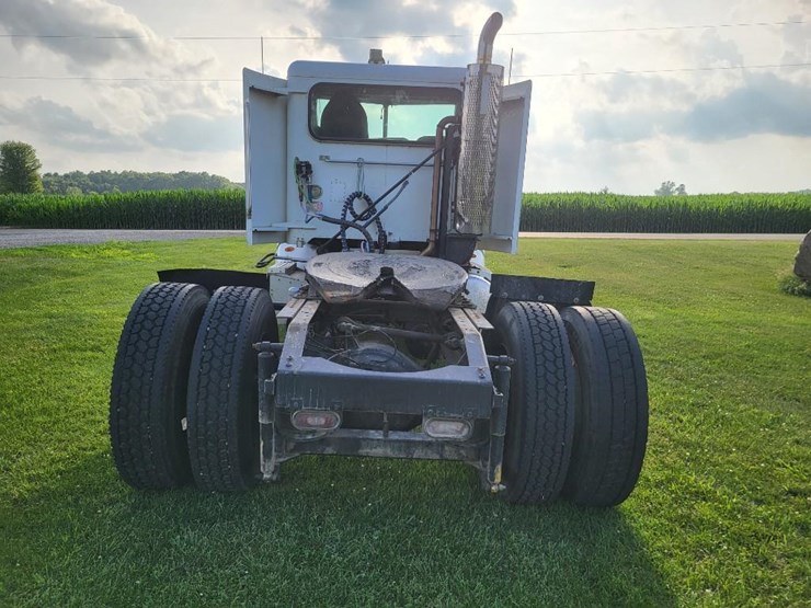 2008-peterbilt-384-image-4