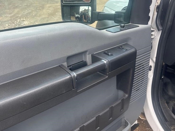 2015-ford-f550-image-32