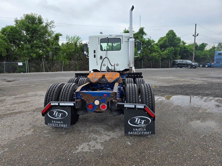 2018-freightliner-columbia-120-image-16