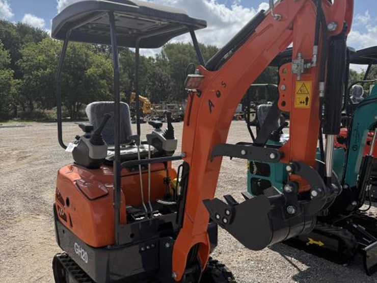 #133-•-mini-excavator---model:-15-kw-image-1