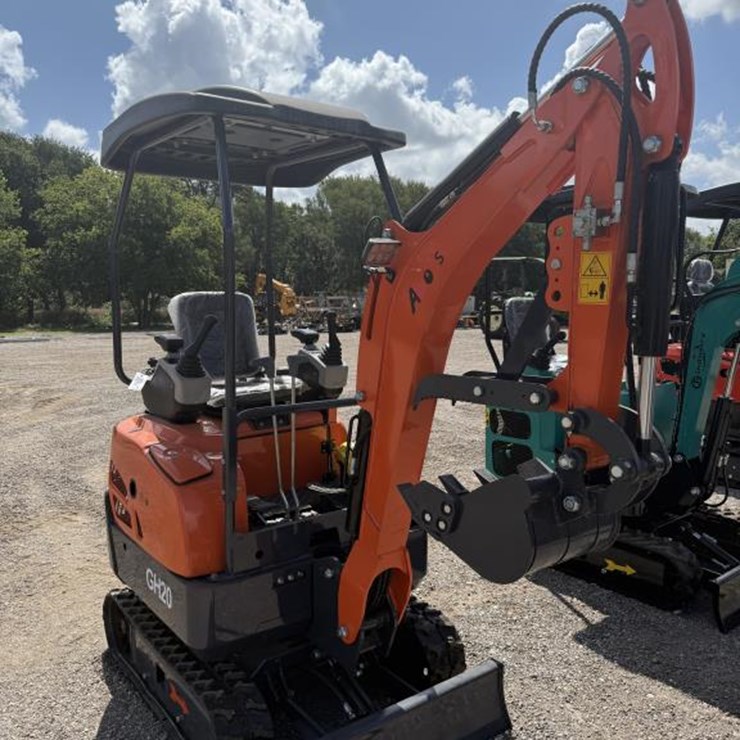 #133 • Mini Excavator - Model: 15 kw