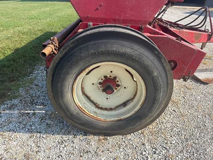 18x7-ih-510-grain-drill-image-18
