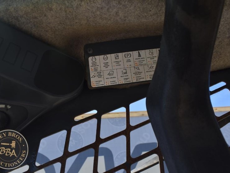 2019-deere-325g-image-58