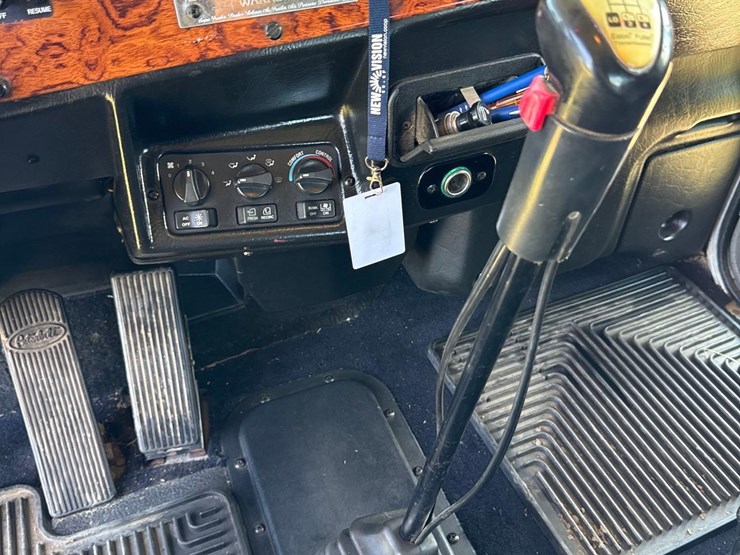 1999-peterbilt-379-image-37