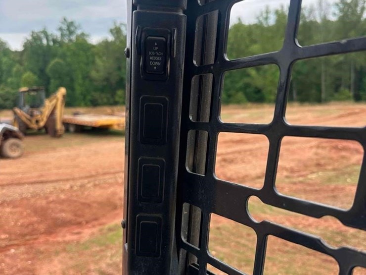 deere-320g-image-32