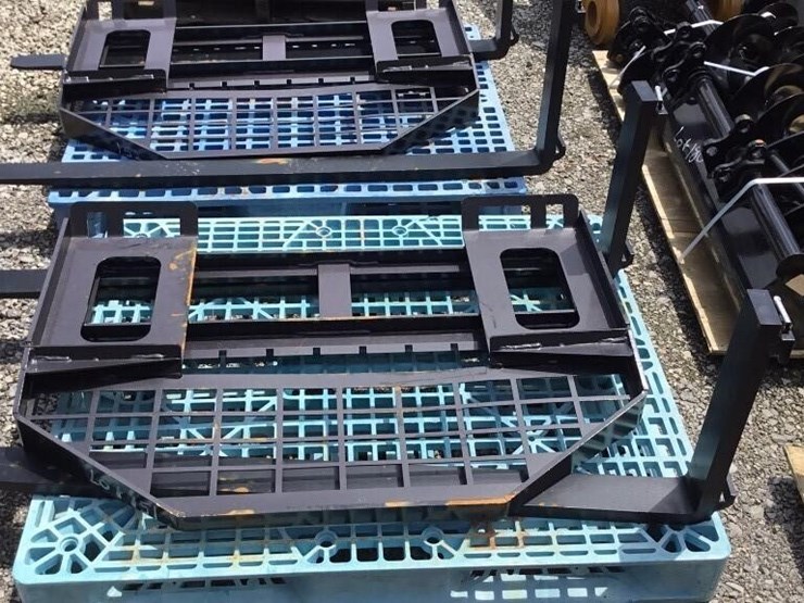new-giyi-skid-steer-fork-attachment-image-1