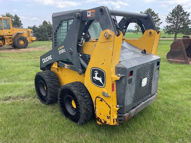 2019-deere-318g-image-3