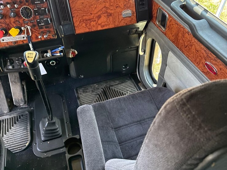 1999-peterbilt-379-image-47