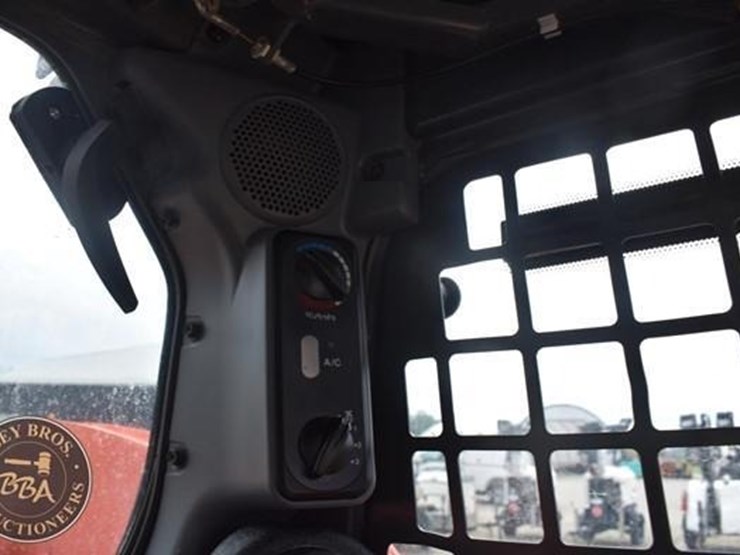 2017-kubota-ssv65-image-51