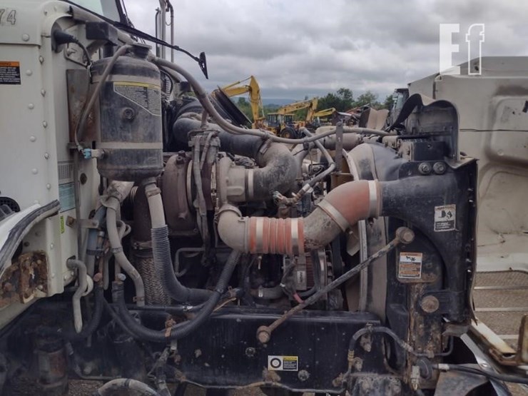 2013-peterbilt-337-image-16