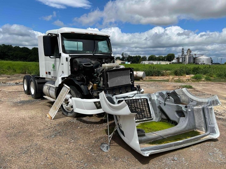 2007-volvo-vnl-truck-tractor-image-2