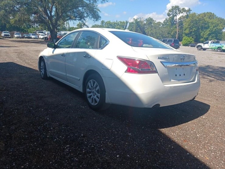 2015-nissan-altima-runs/moves-2.5-image-8