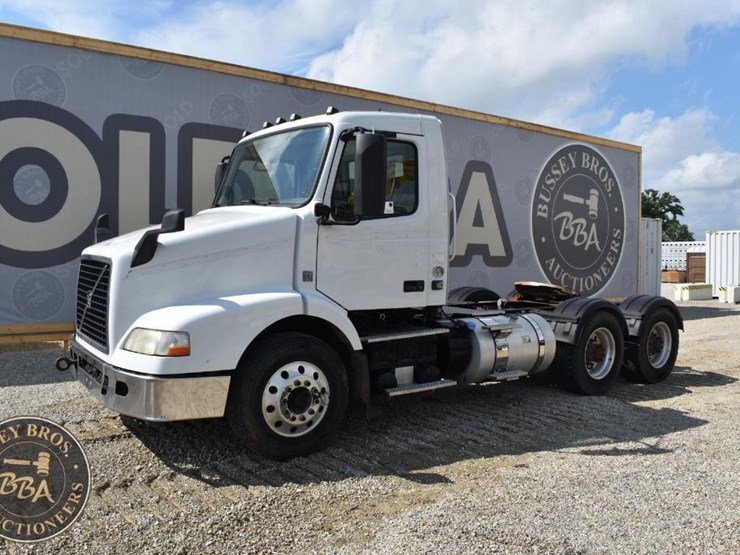 2015-volvo-vnm64t200-image-1