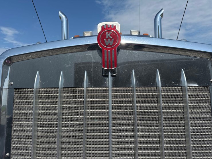 2019-kenworth-w900l-image-13