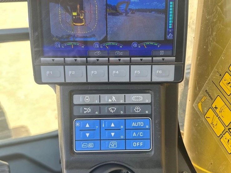 2021-komatsu-pc210-lc-11-image-28