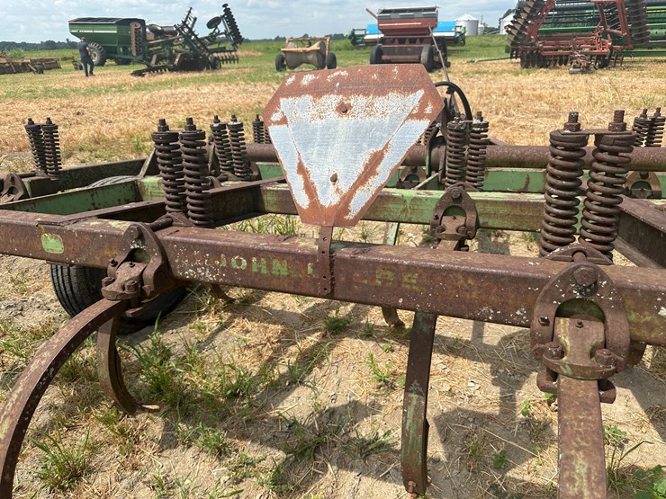 john-deere-100-image-10