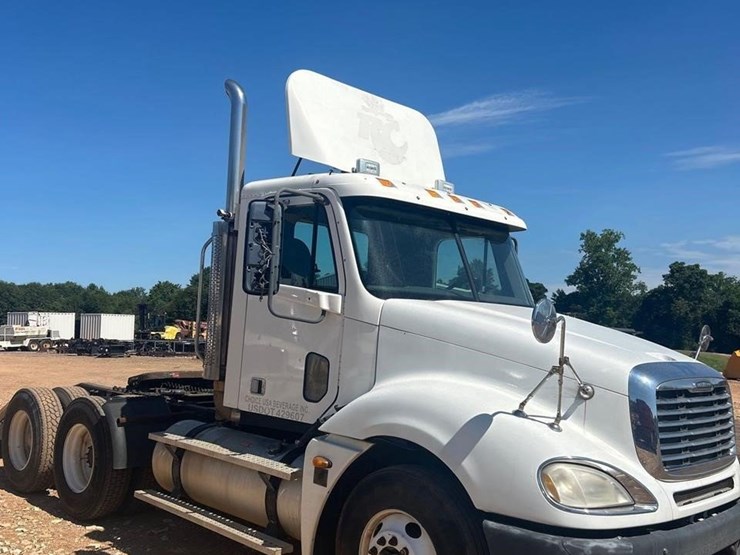 2006-freightliner-columbia-120-image-22