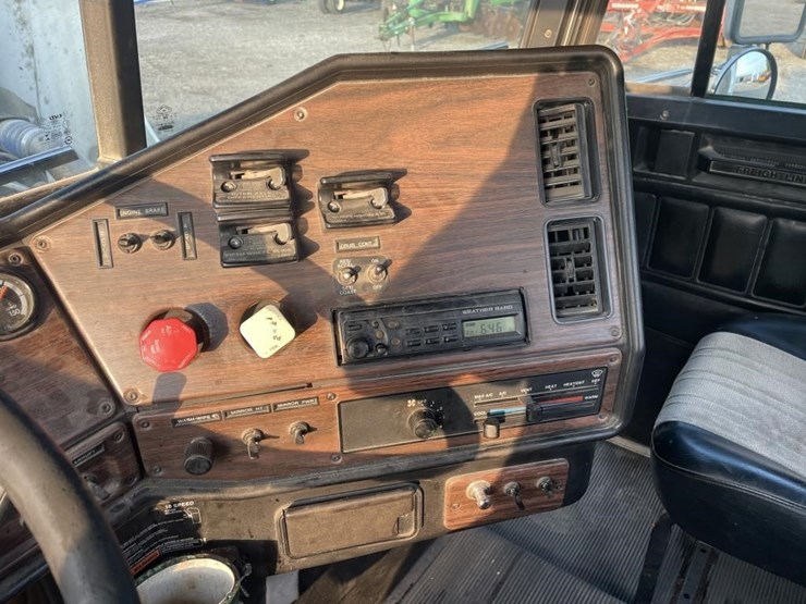 1999-freightliner-fld120-image-22