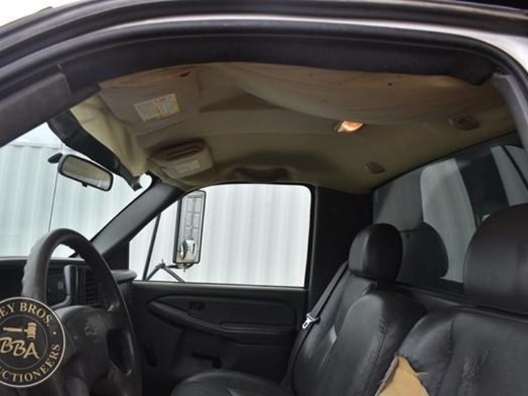 2005-chevrolet-3500-image-31