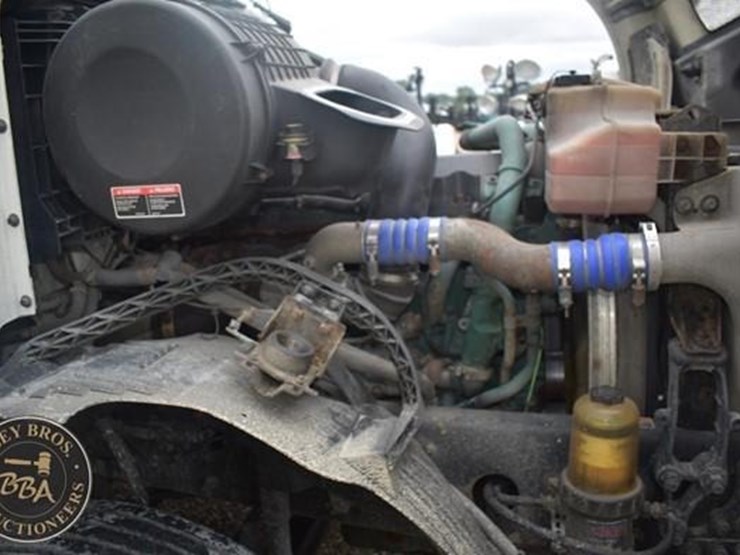 2014-volvo-vnl64t670-image-43