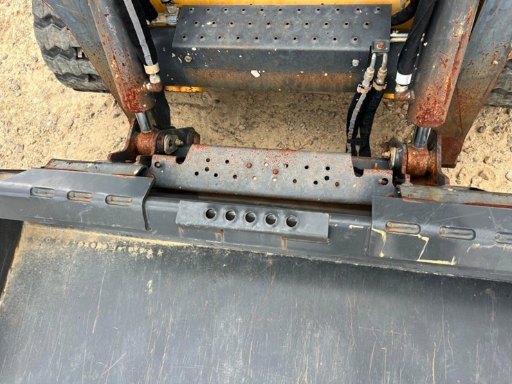 2021-new-holland-c327-image-30