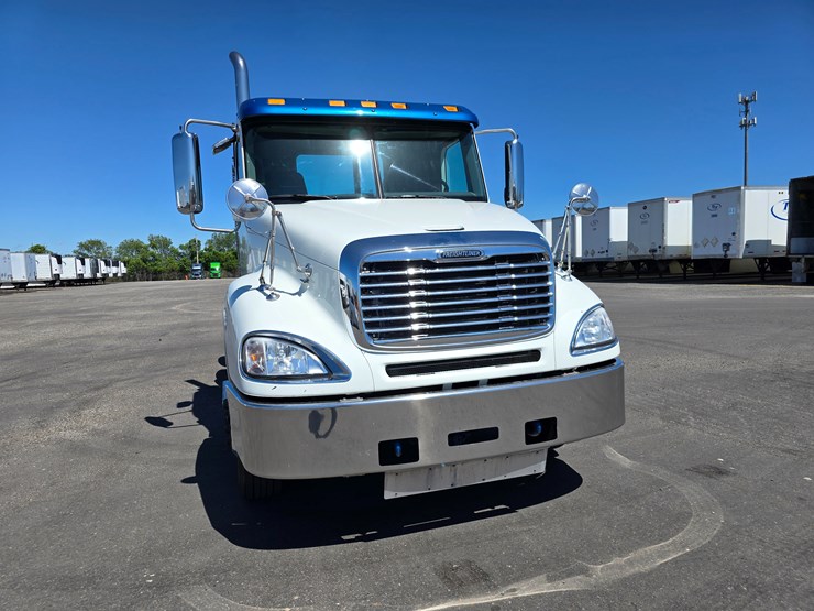 2020-freightliner-columbia-120-image-52
