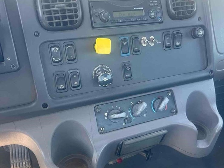 2013-freightliner-business-class-m2-106-image-38