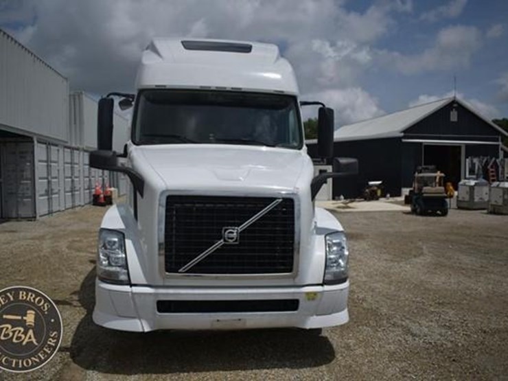 2014-volvo-vnl64t670-image-12