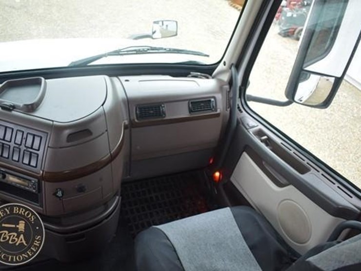 2014-volvo-vnl64t670-image-57
