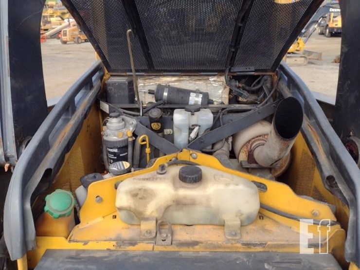 deere-323d-image-35