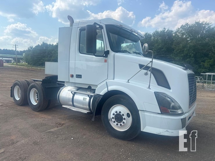 2008-volvo-vnl64t300-image-2