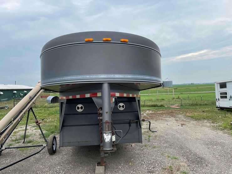 2000-24'-corn-pro-livestock-trailer-image-2