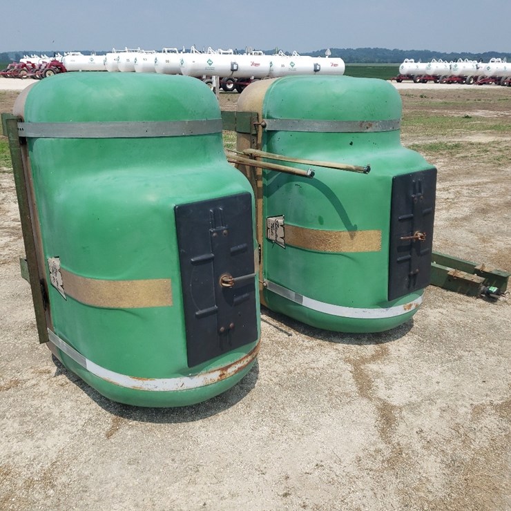 Sprayer saddle tanks with mounting frame