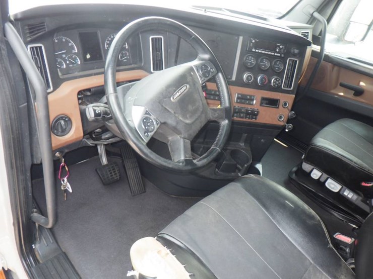 2024-freightliner-cascadia-126-image-9
