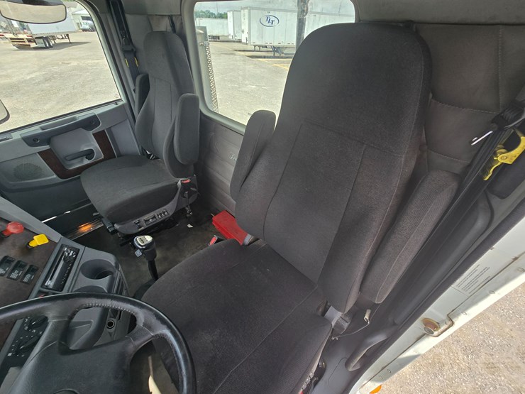 2020-freightliner-columbia-120-image-60
