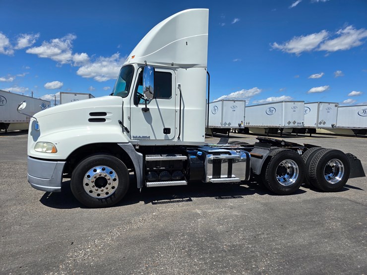 #16603-•-2016-mack-cxu613-day-cab-image-5