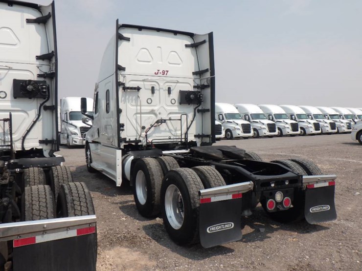 2023-freightliner-cascadia-126-image-8