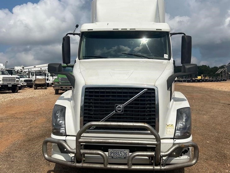 2016-volvo-vnl64t630-image-5