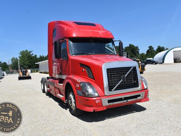 2005-volvo-vnl64t670-image-22