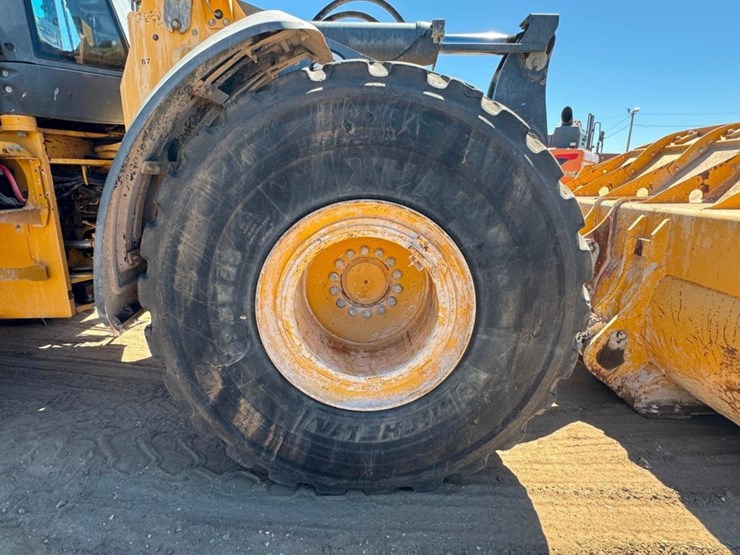 2013-deere-824k-image-38