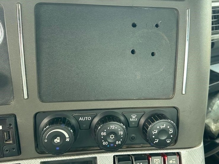 2015-kenworth-t880-image-29