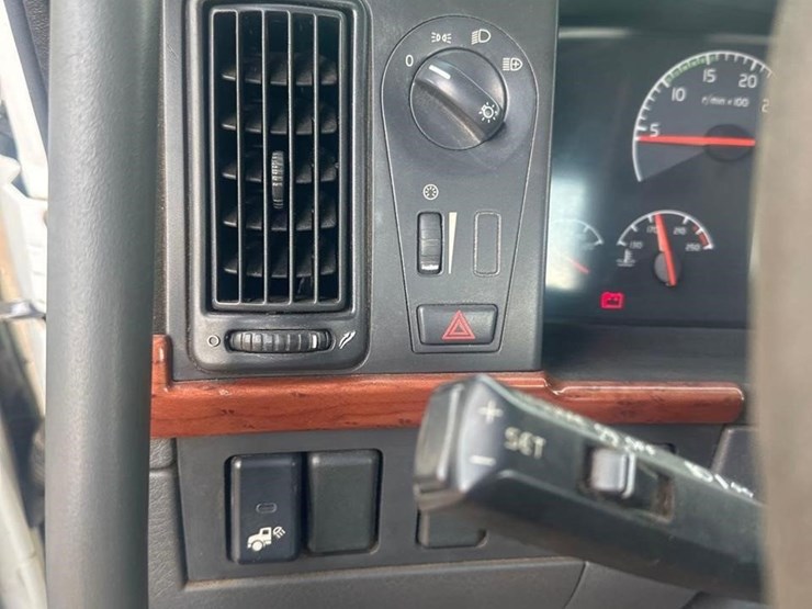 2008-volvo-vnl64t300-image-16