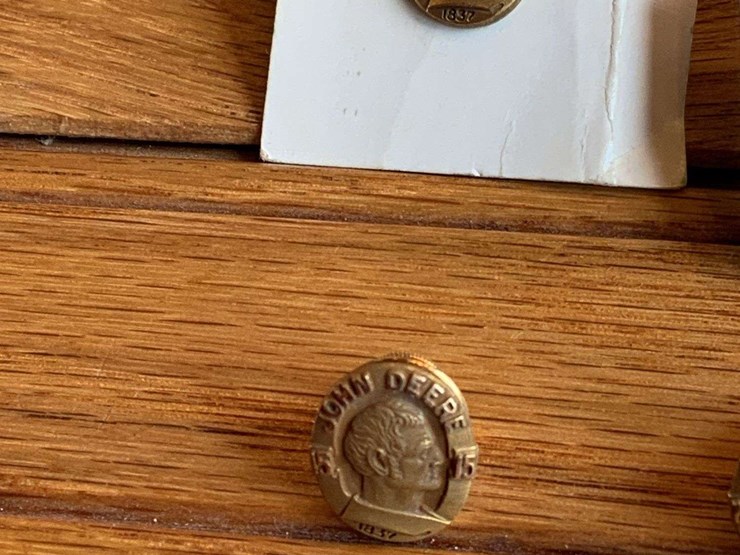 (6)-john-deere-5,-10,-15,-20,-25,-30-year-service-pins-image-4