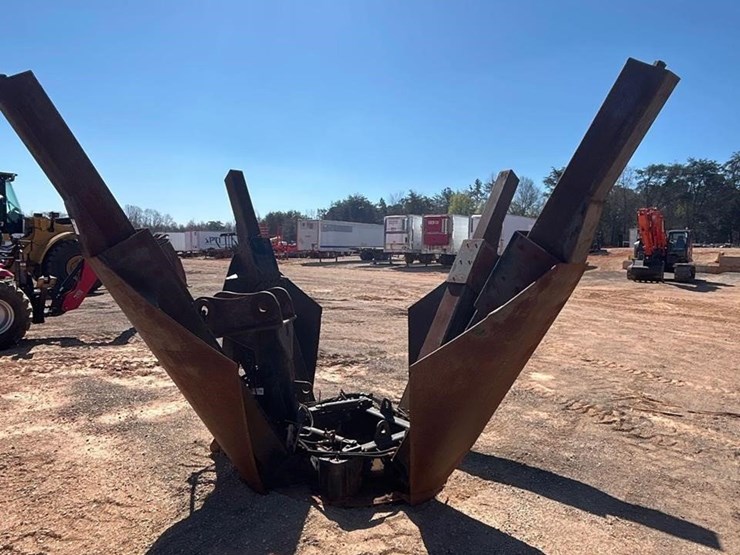 holt-excavator-tree-spade-attachment-image-2