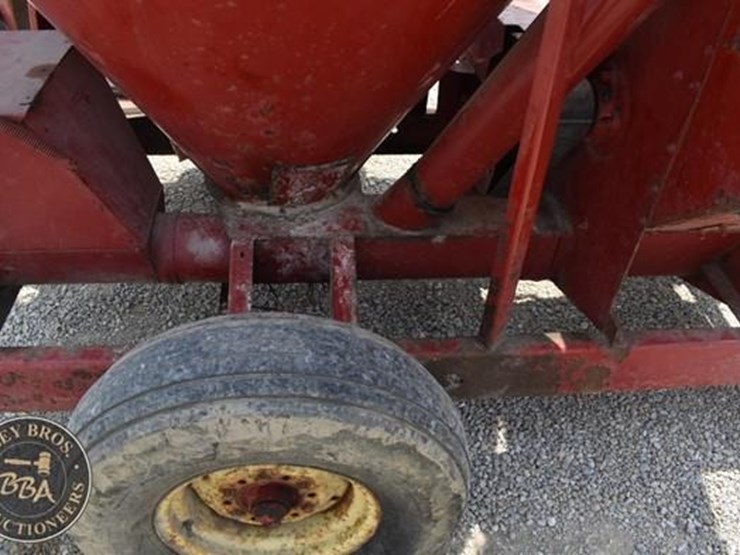 new-holland-353-image-25